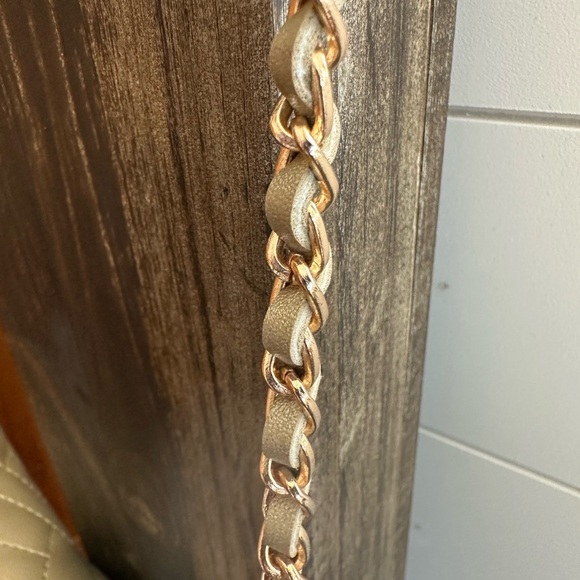 Bebe Quilted Wallet Crossbody Bag Gold Chain Strap Champagne - Picture 3 of 6